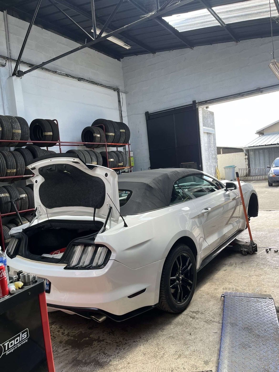 Ford Mustang arrière droite — Pneu du BAB Bayonne Côte Basque